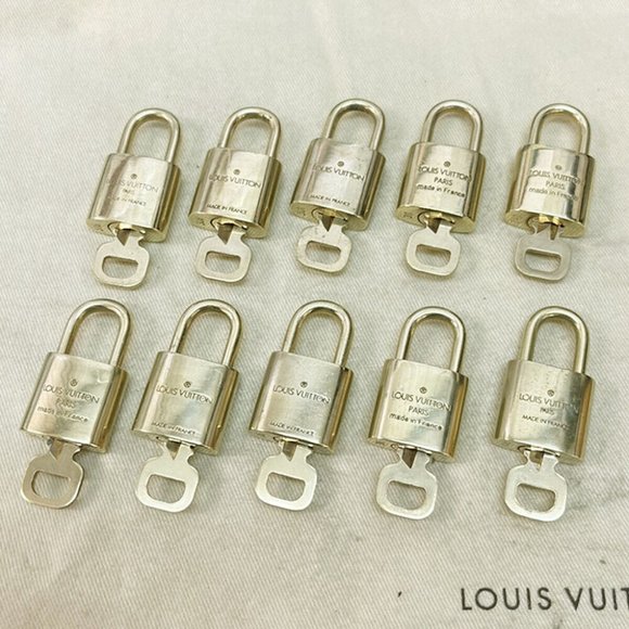 LOUIS VUITTON LV 10 SET PADLOCK KEY CHARM CADENA GOLD-PLATED FRANCE 35JF462 - Picture 1 of 4